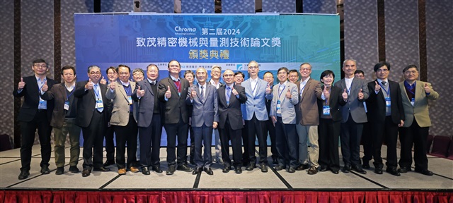 Group photo of distinguished guests and judges at the banquet