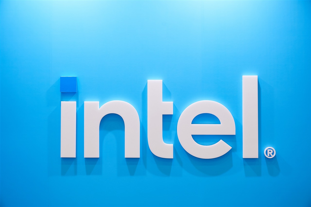 Intel says new laptop chips snatch battery life lead