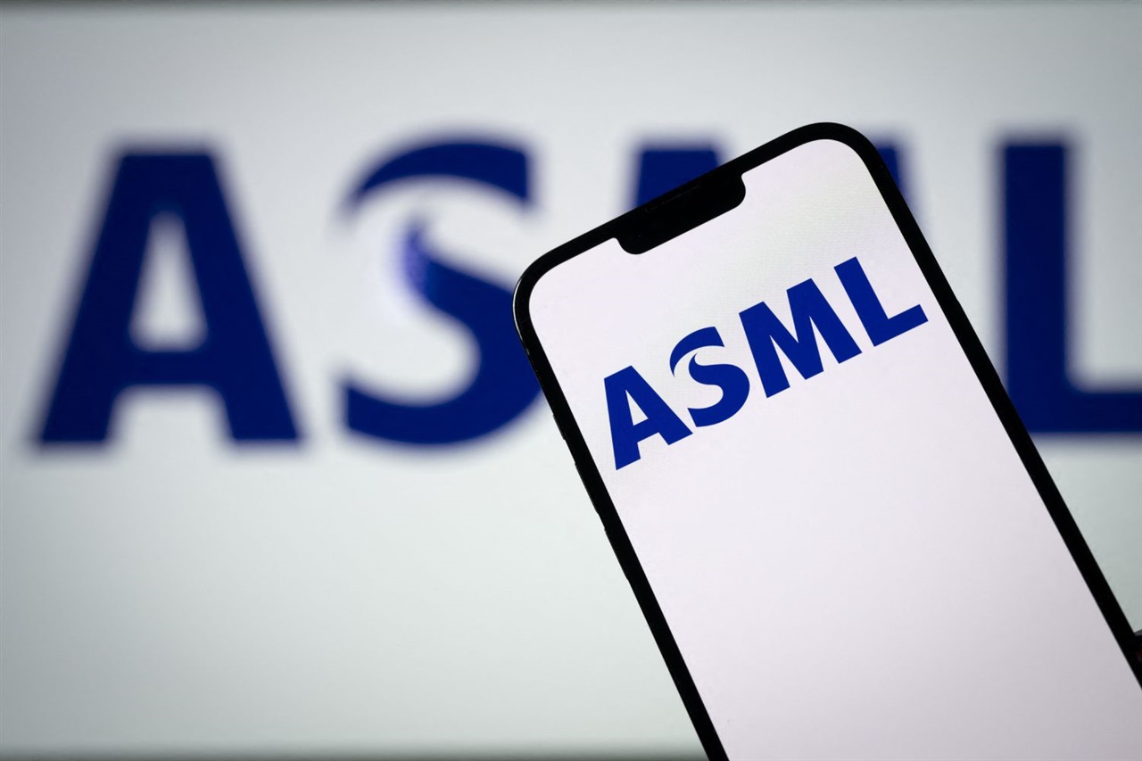 photo of ASML to pass tariff costs to US customers, gain three High NA EUV customers image