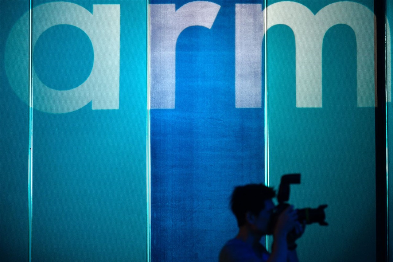 Arm withholds 2026 outlook amid tariff concerns and market uncertainty despite strong royalty growth