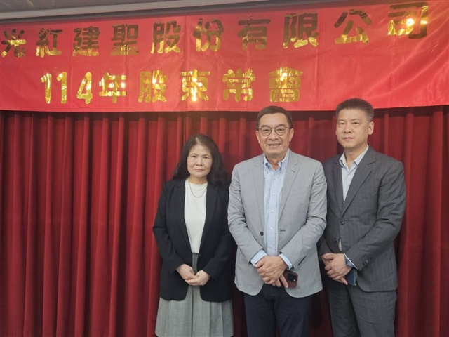 EZconn chairman Steve Chen (center), president Ying-Hua Chang (left), and spokesman Allen Chuan (right) credit: DIGITIMES