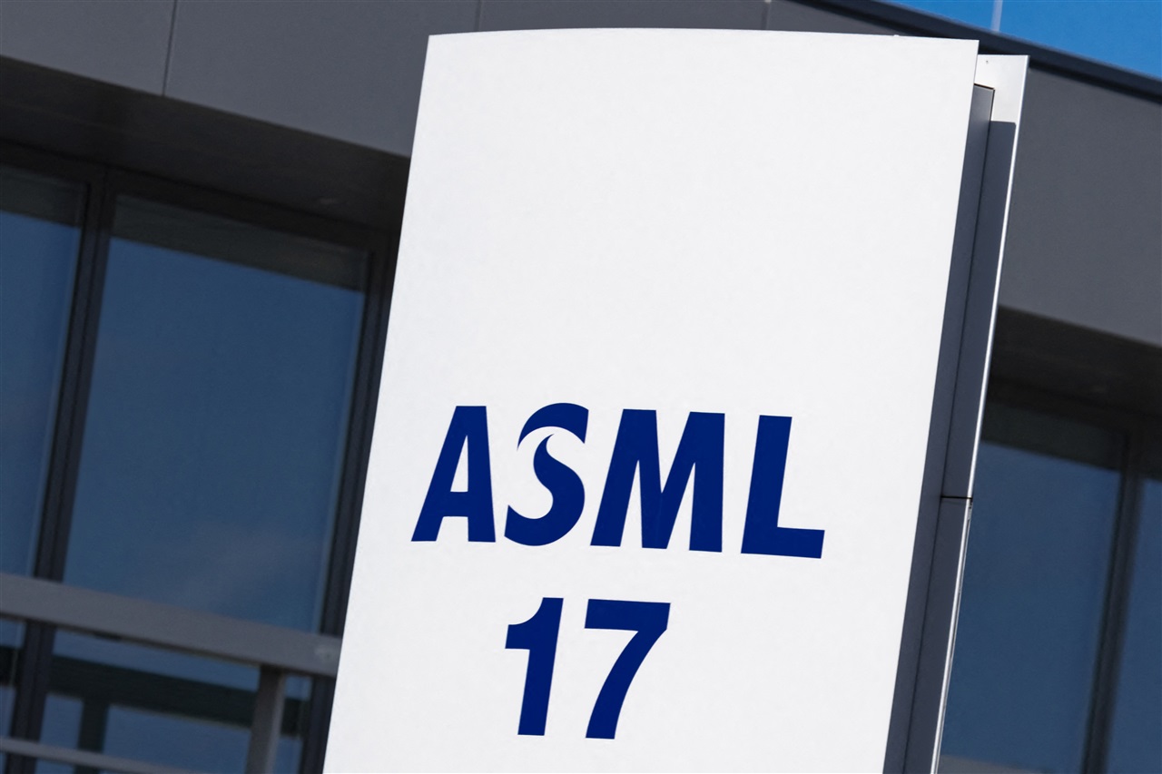 photo of Weekly news roundup: China's litho pivot, Huawei's lag, Apple's OLED play image