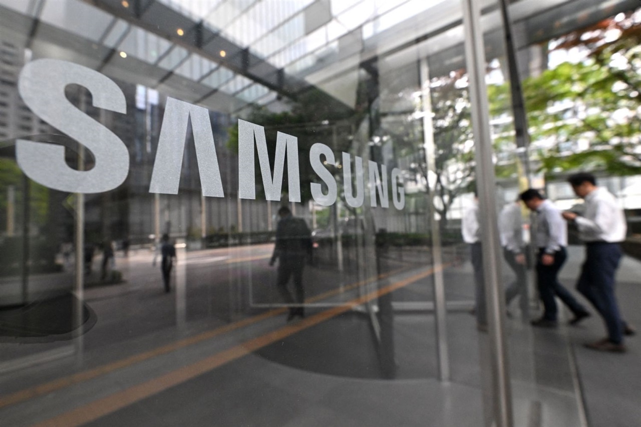 photo of Samsung reclaims top spot in global DRAM market with record quarterly revenue image
