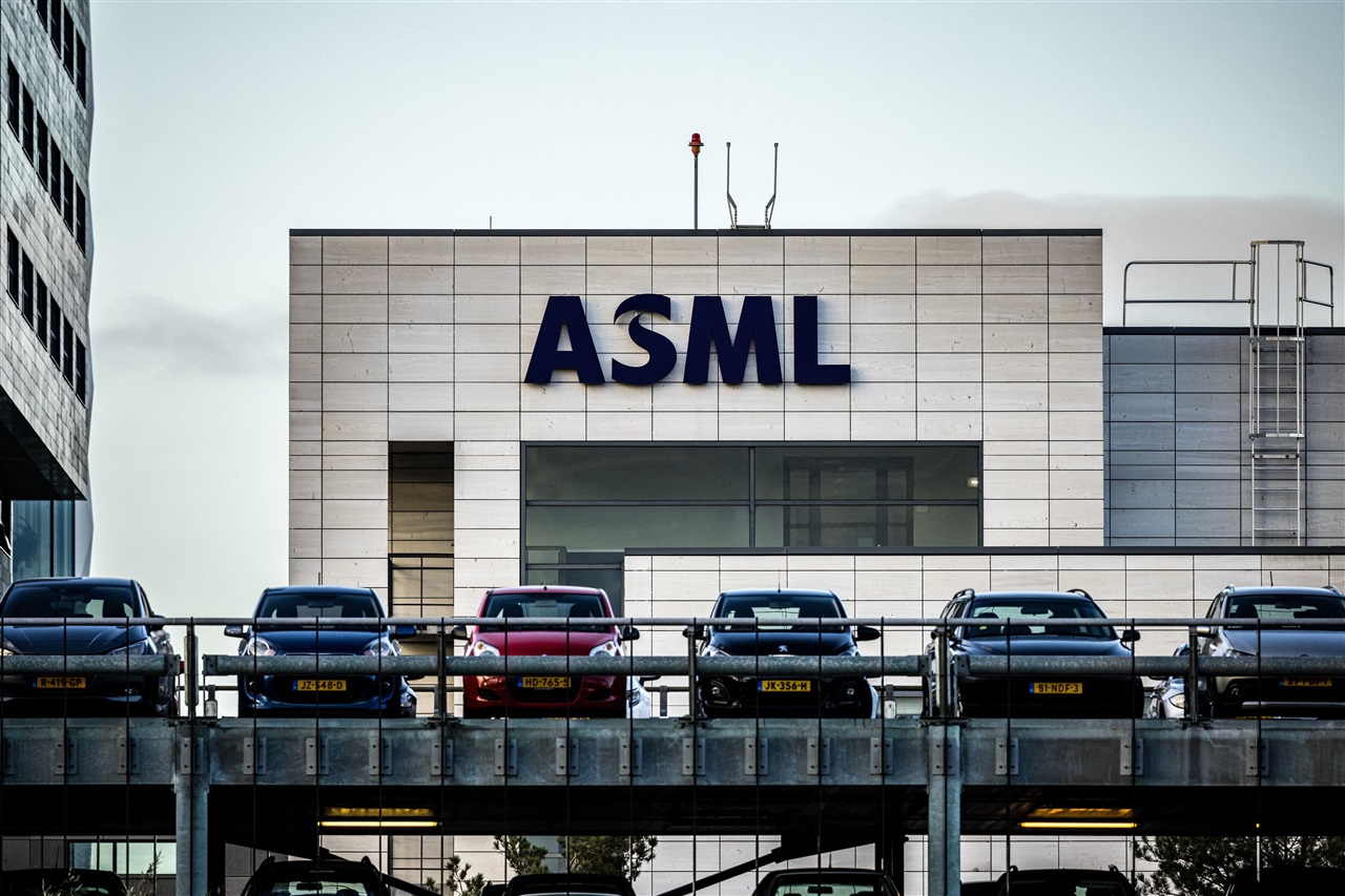 ASML supera le aspettative, previsti 1.700 licenziamenti