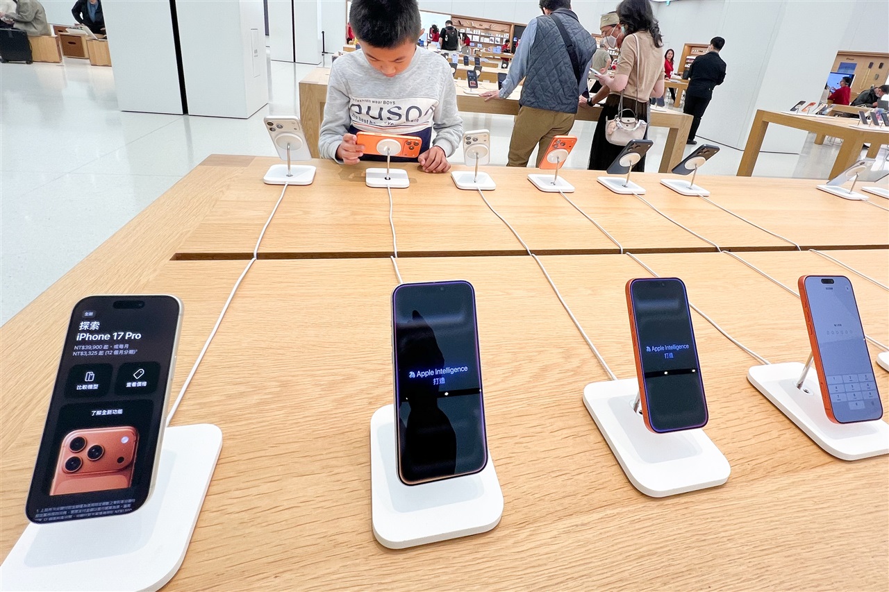 Apple posts historic $143.8B quarter as China revenue climbs 38%