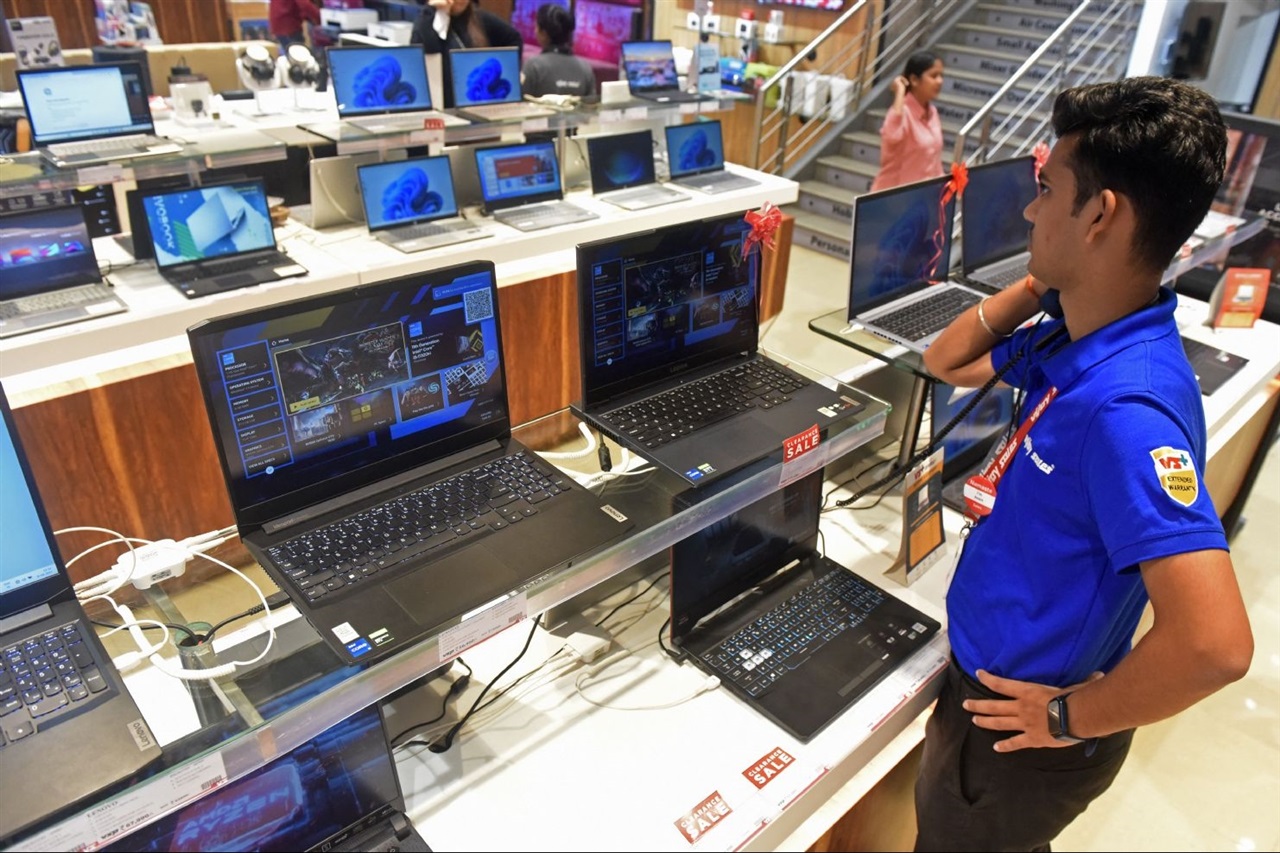 India's PC shipments hit record in 2025 on AI notebook and enterprise demand
