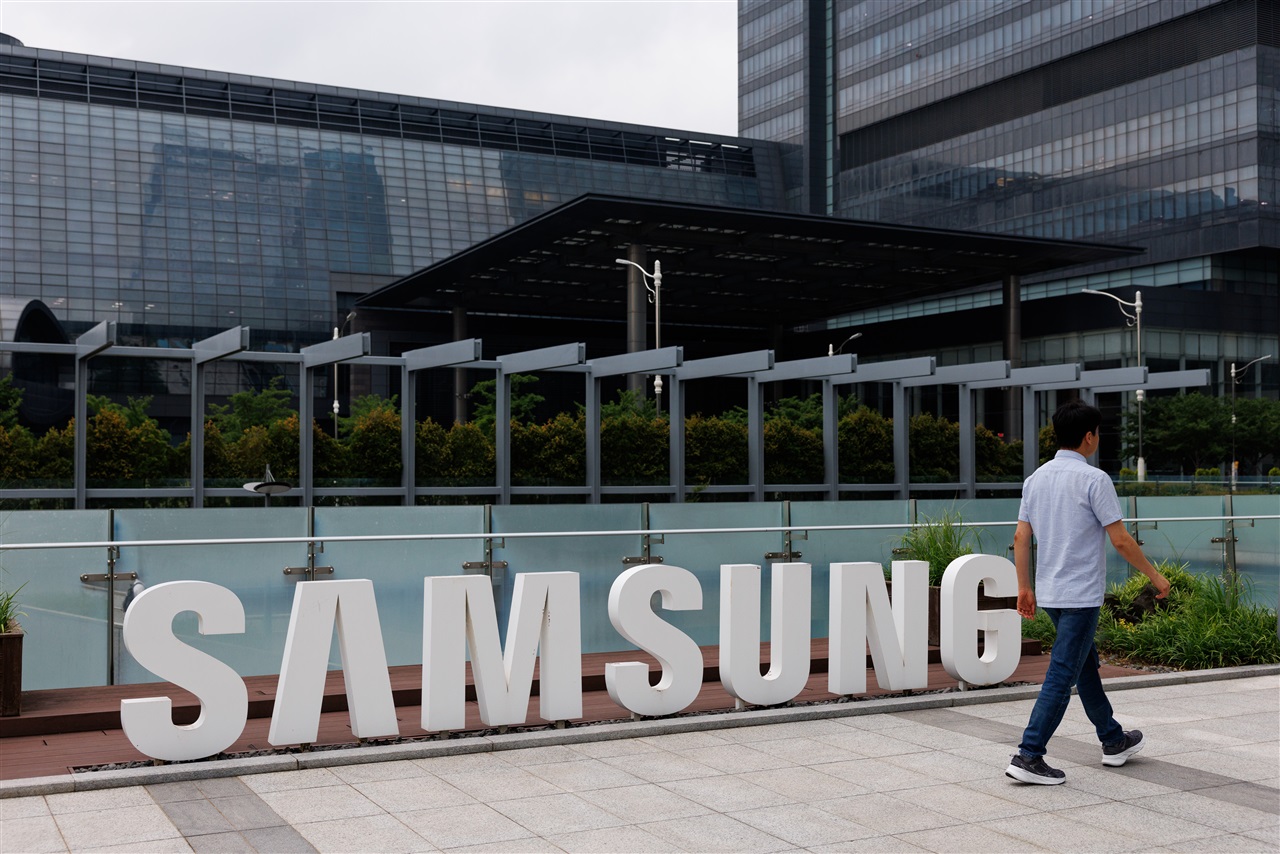 Samsung's eightfold profit jump signals AI spending immunity&hellip;