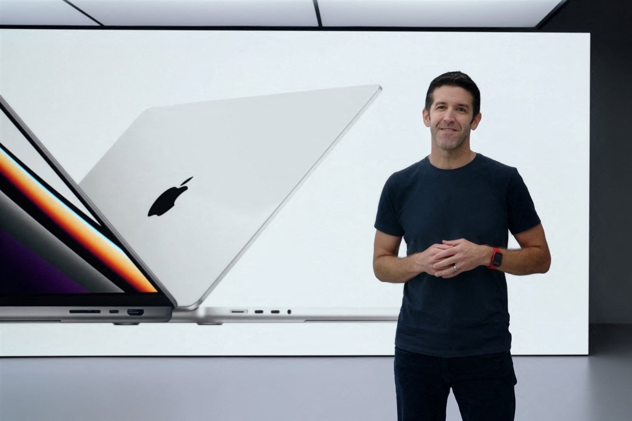 La sfida AI di Apple: il nuovo CEO sotto pressione per colmare il divario