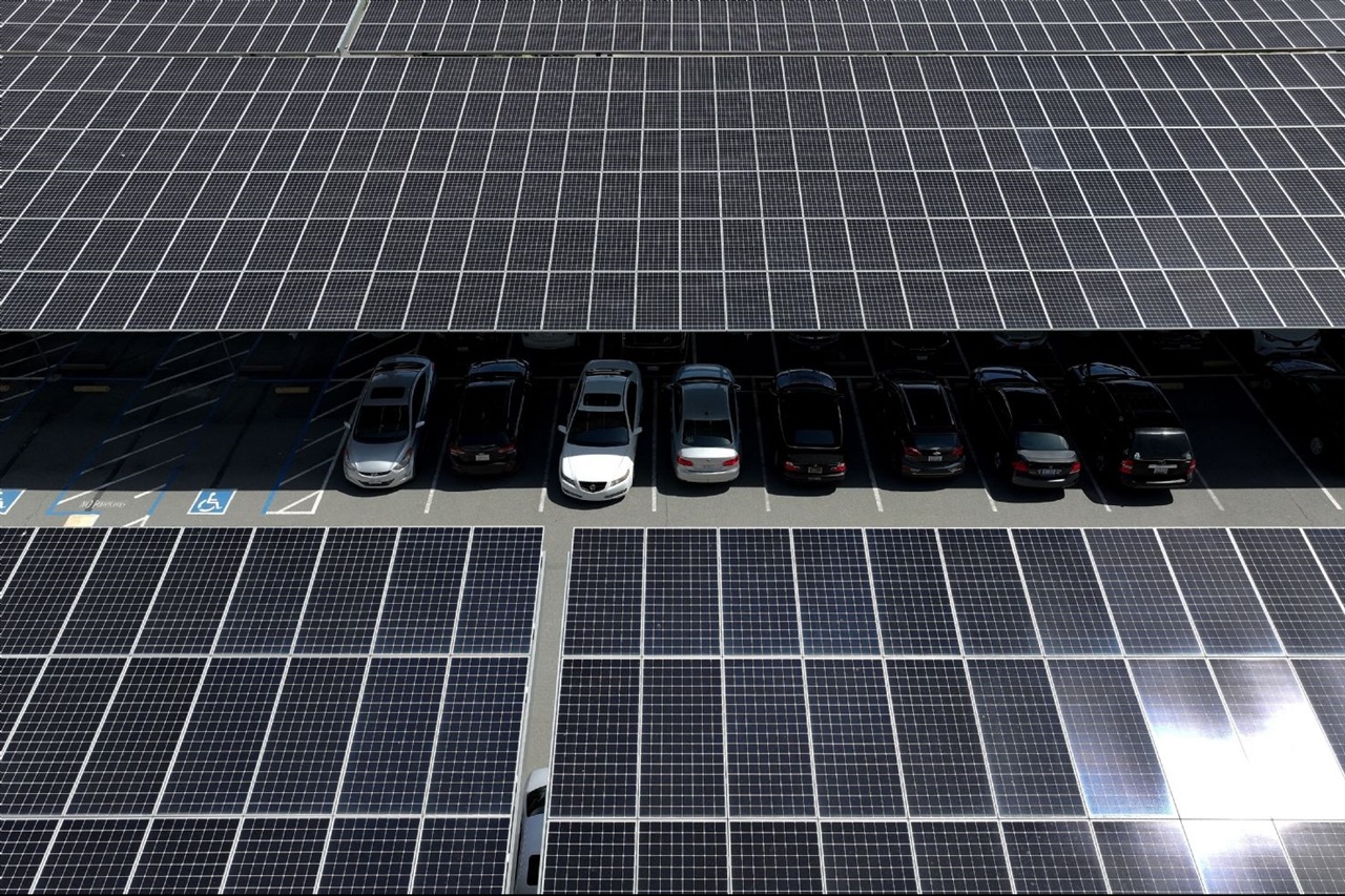 India's solar growth faces policy tension between local manufacturing push and rapid capacity expansion