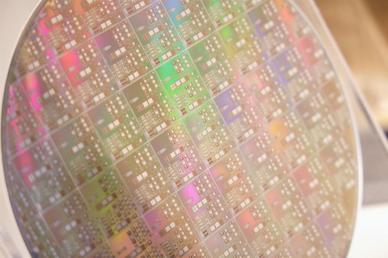 Tower Semiconductor: 1,3 miliardi per la fotonica al silicio e l'accelerazione dell'AI