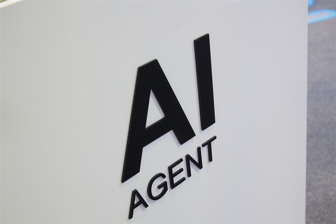AI server boom lifts memory interface chip leader, but DDR5 risks linger