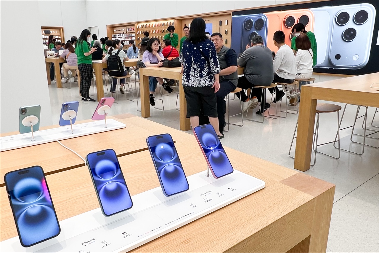 Memory shortage reaches smartphone OLED market as shipments fall 12%