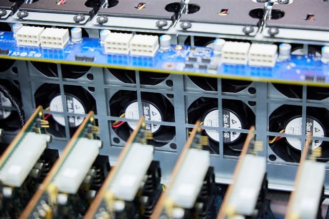 La domanda di server AI spinge la crescita degli ordini, con un focus sul raffreddamento
