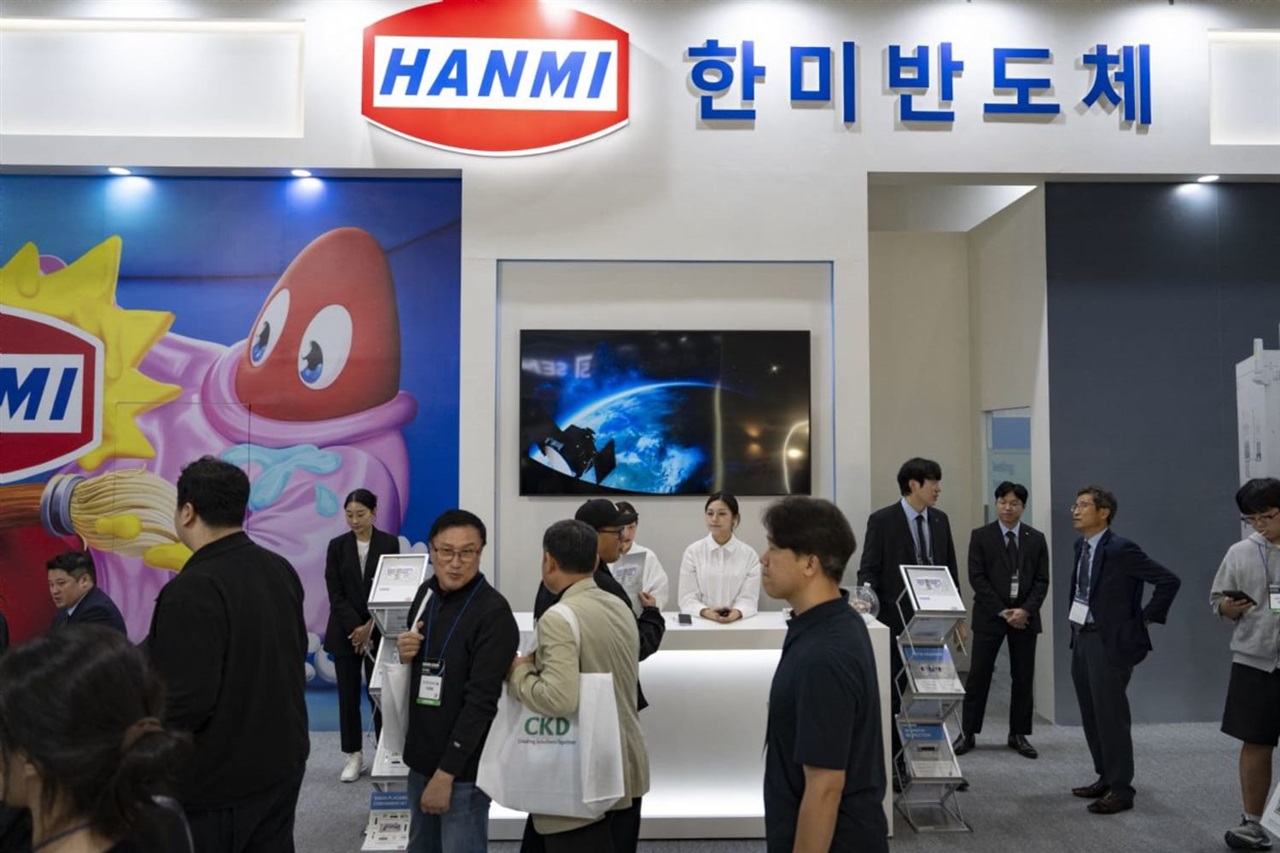 photo of South Korea's chip equipment players ride the HBM4 wave image