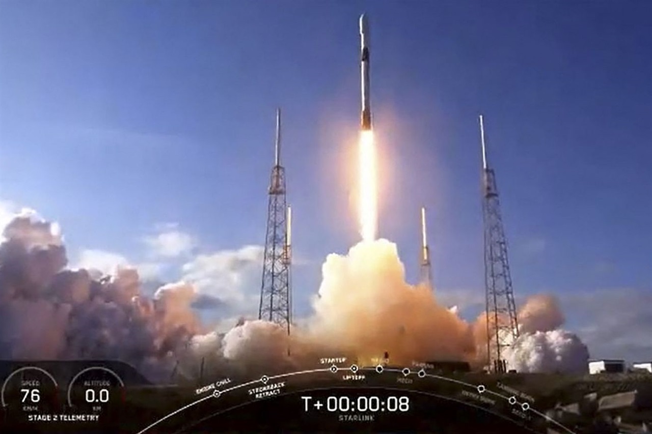 India's Satellite Sector Soars: Domestic LEO Constellations Rise as US Players Face Setbacks
