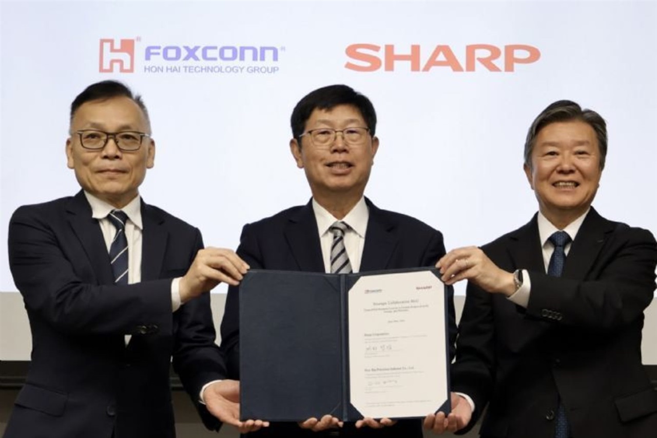 Foxconn e Sharp: patto strategico per server AI e infrastrutture smart