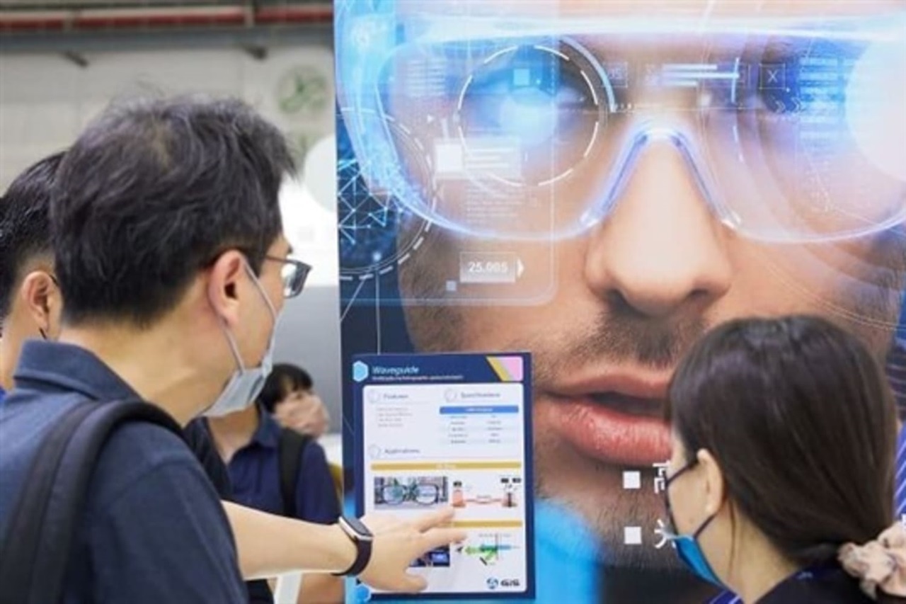 GIS pivots to semiconductors and optics as memory shortages hit touch demand