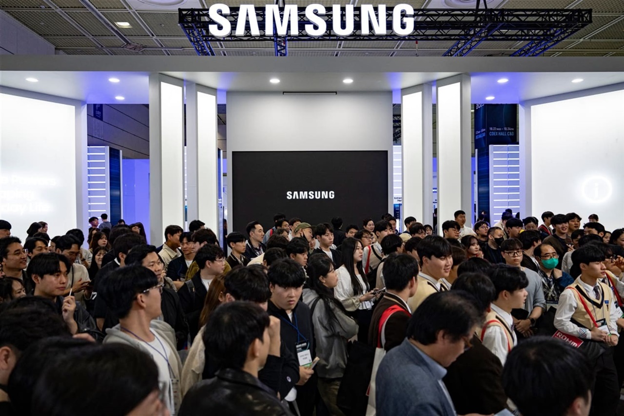 South Korea's chip hub push, led by Samsung, SK, draws KRW896 trillion &mdash; and a market selloff