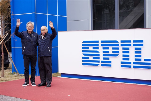 Jensen Huang celebra i partner ad Akihabara: il motore hardware dei 33 anni di Nvidia