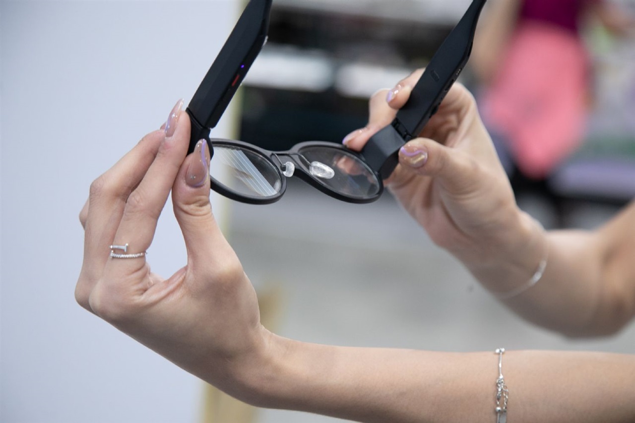 EU carves out smart glasses and wearables from battery-removal rules, easing a barrier for Meta
