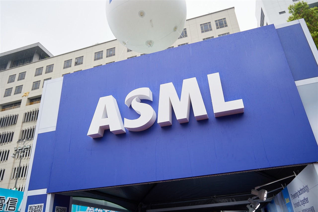 Intel qualifica l'High-NA EUV per Panther Lake: ASML prepara il resto dell'industria