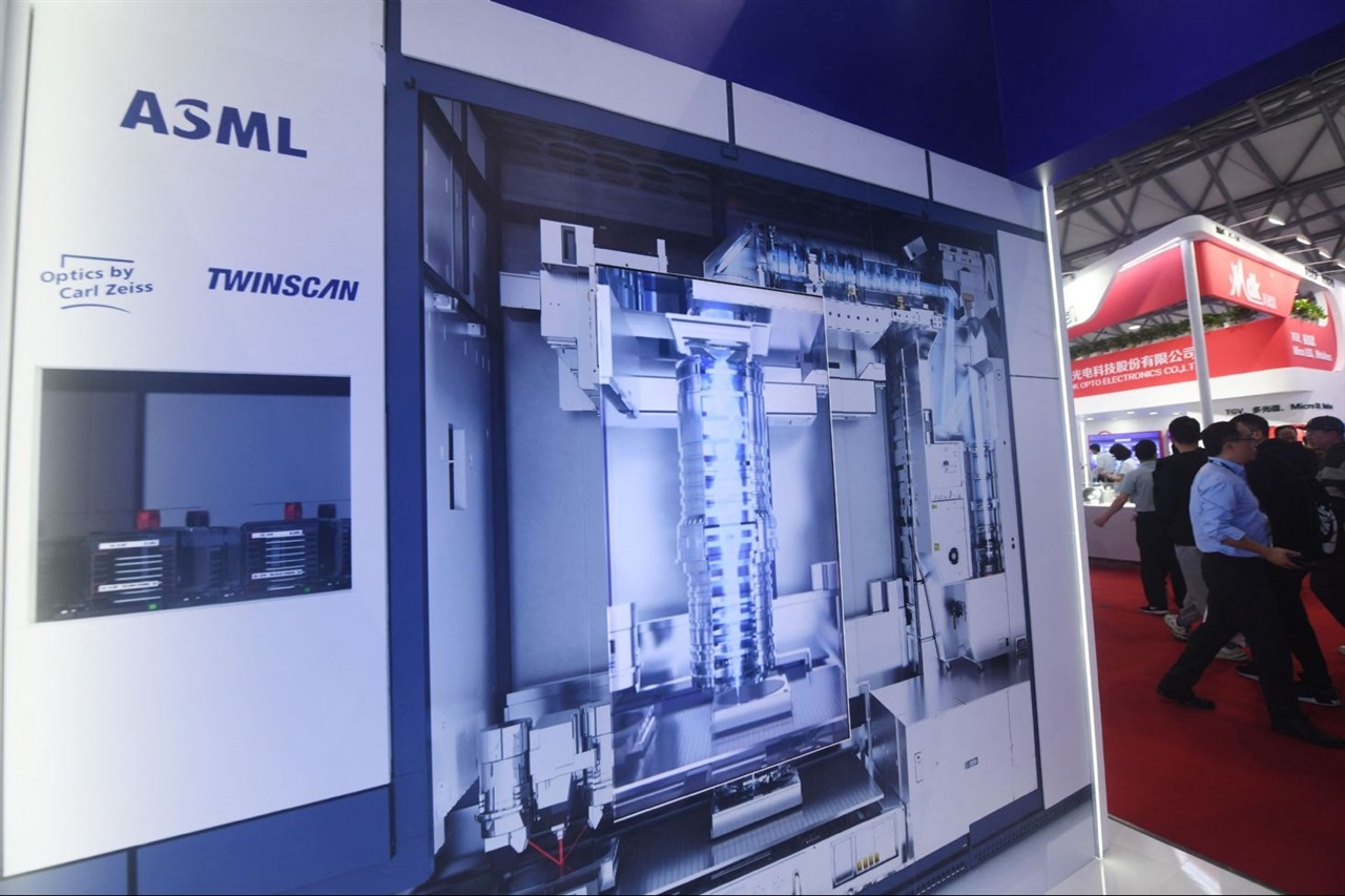 ASML alza i prezzi: la litografia diventa il collo di bottiglia dell’AI, due anni di corsa alla capacità