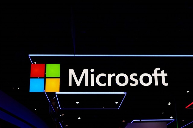 Microsoft promotes AI sovereignty through local data, while Stanford warns on US jurisdiction