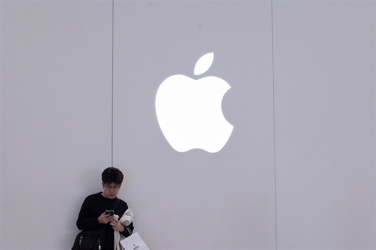 Apple reportedly delays smart glasses launch to late 2027 due to privacy risks