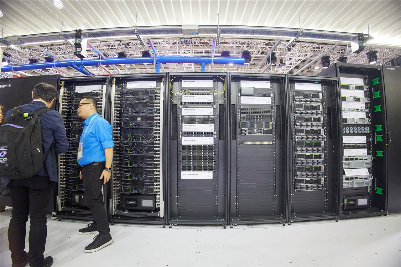 AI infrastructure enters multi-architecture fabric competition; Optical-copper interconnects and supply-chain coordination determine system performance