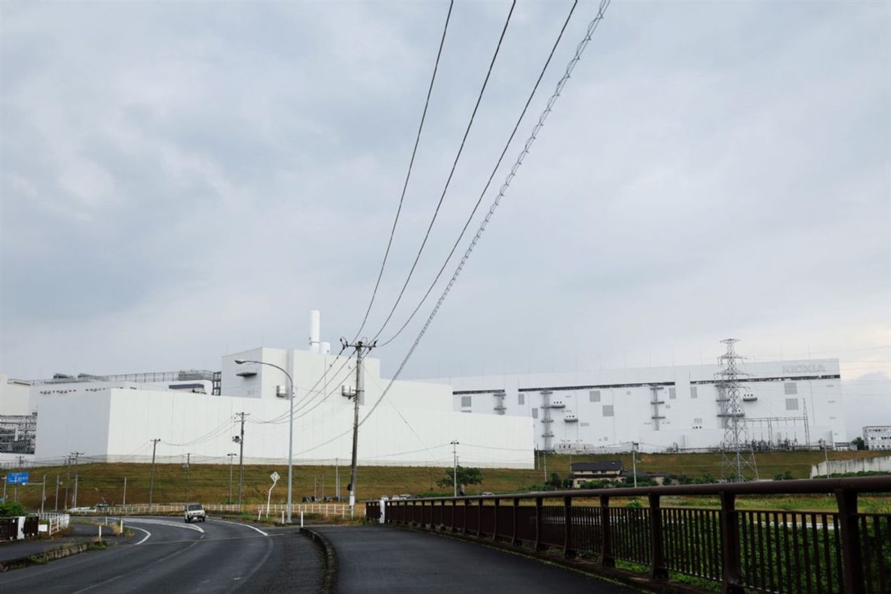 Memory makers lift capex as Kioxia holds spending to defend NAND lead