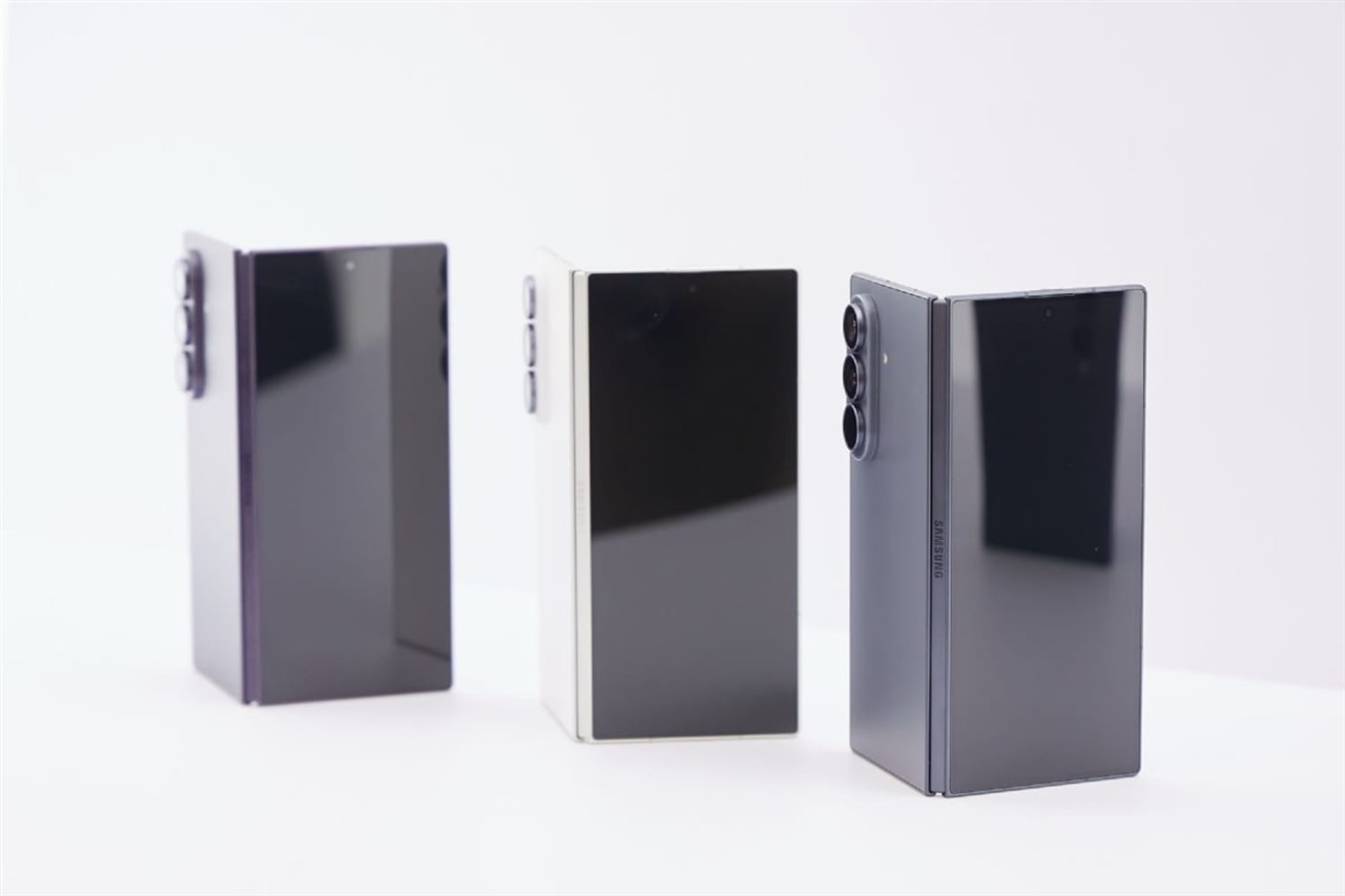 Foldable smartphone shipments are set to rise 20% as Apple enters the market