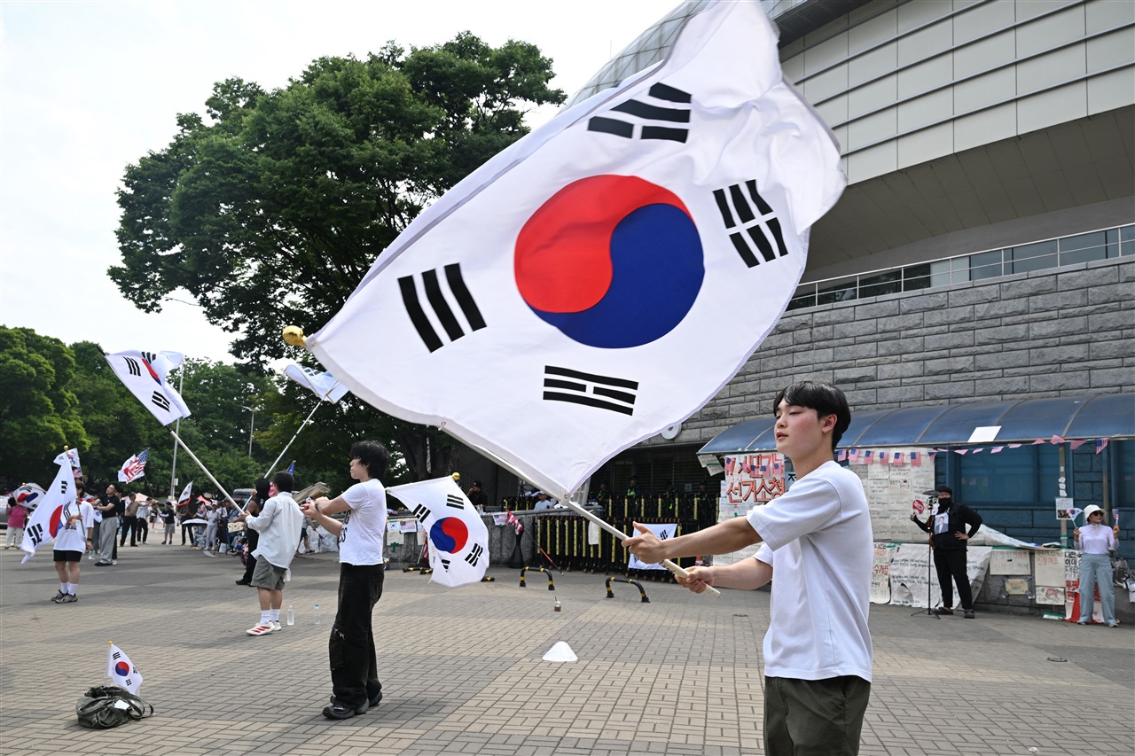 South Korea deepens semiconductor ceramics collaboration amid chip industry expansion