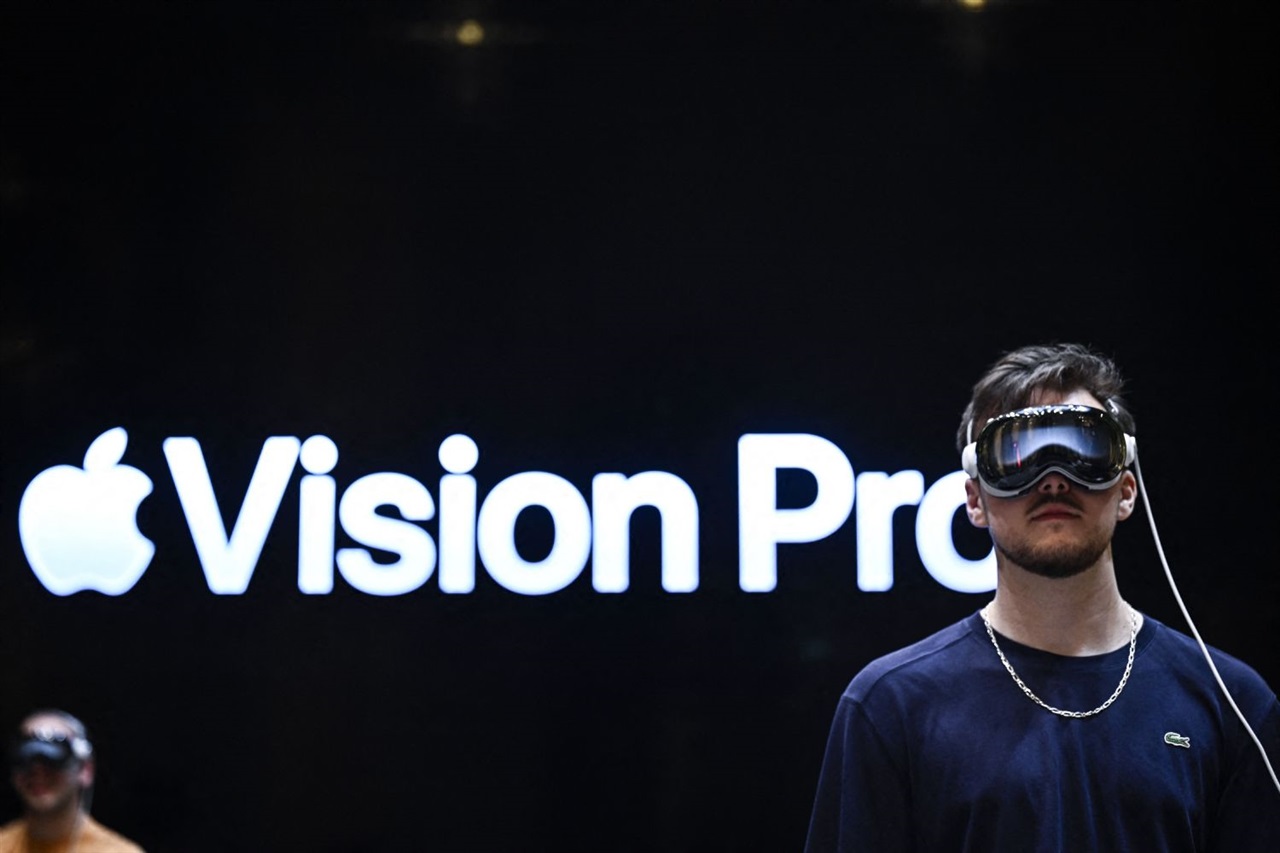 Apple's VR retreat deepens with rumored layoffs in its Vision team