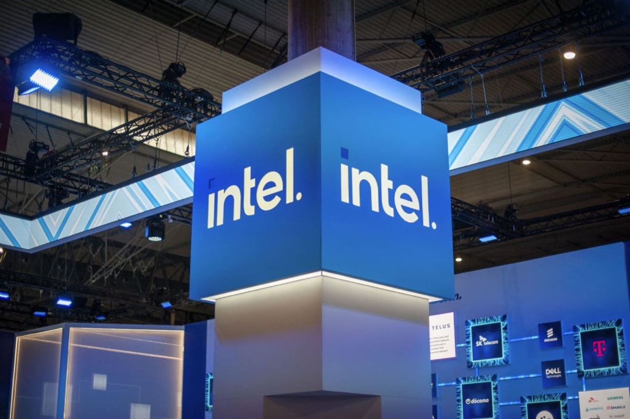 Samsung, Intel widen AI chip battle into memory, packaging