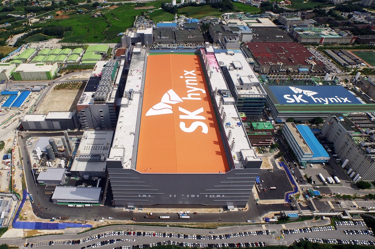 Samsung, SK Hynix inventories surge as valuation reserves fall