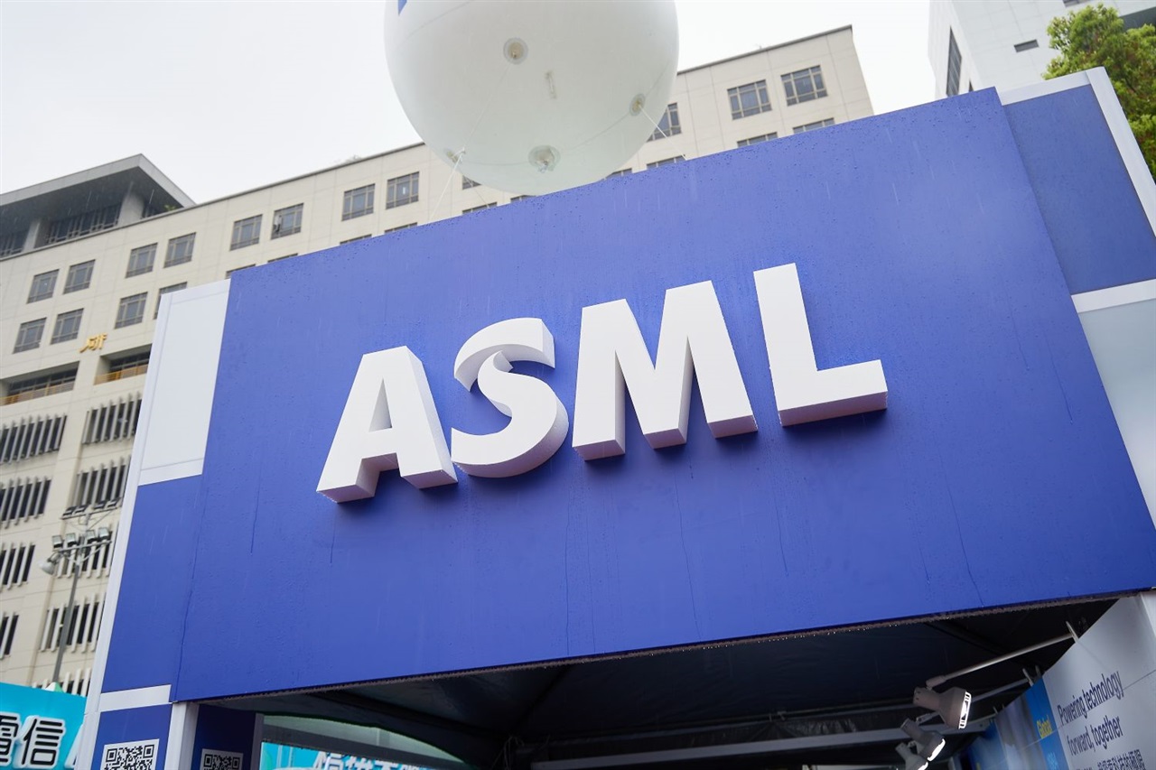 ASML chooses Netherlands for major expansion after warning it could build abroad