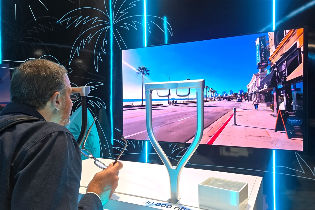 Samsung pushes into display-equipped smart glasses as Meta…