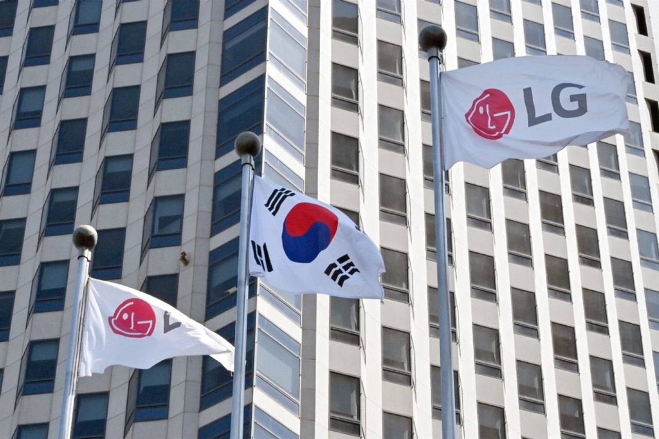 China's OLED expansion narrows South Korea's auto, IT panel lead