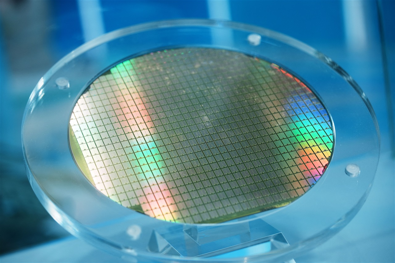 Global semiconductor revenue hits record US$425B in 2Q26