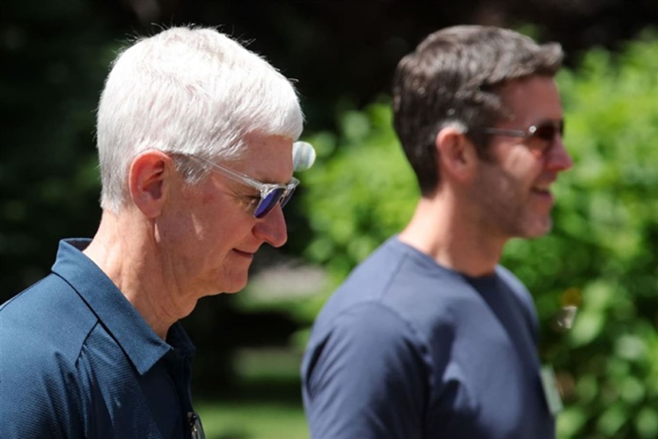 Analysis: Will AI glasses replace the iPhone? &mdash;Cook and Ternus see it differently