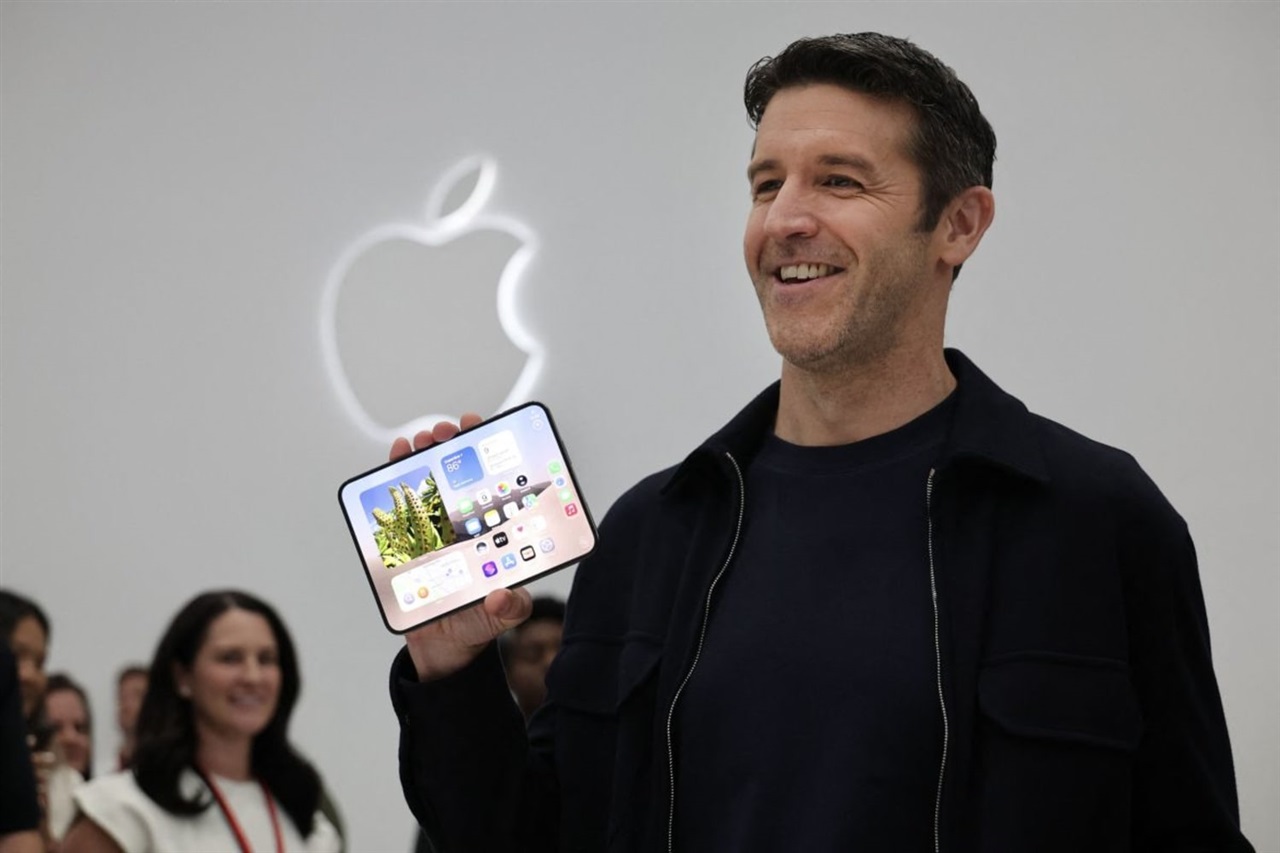 Apple delays display upgrades for 20th-anniversary iPhone