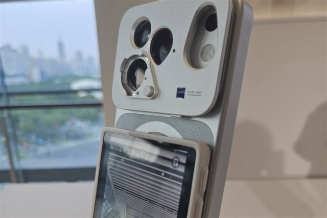 Vivo unveils camera monitor accessory alongside X500 flagships