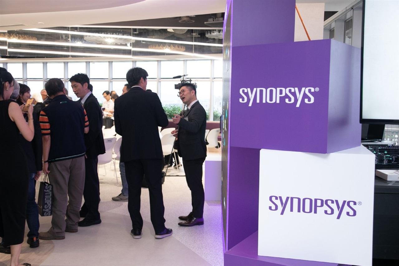 Synopsys raises long-term growth and margin targets, guides fiscal 2027 revenue to US$11.15 billion