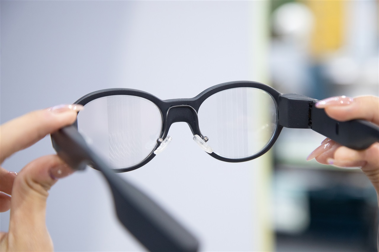 Chinese government and industry make full push into AI glasses development: AR display integration and lightweighting gain traction