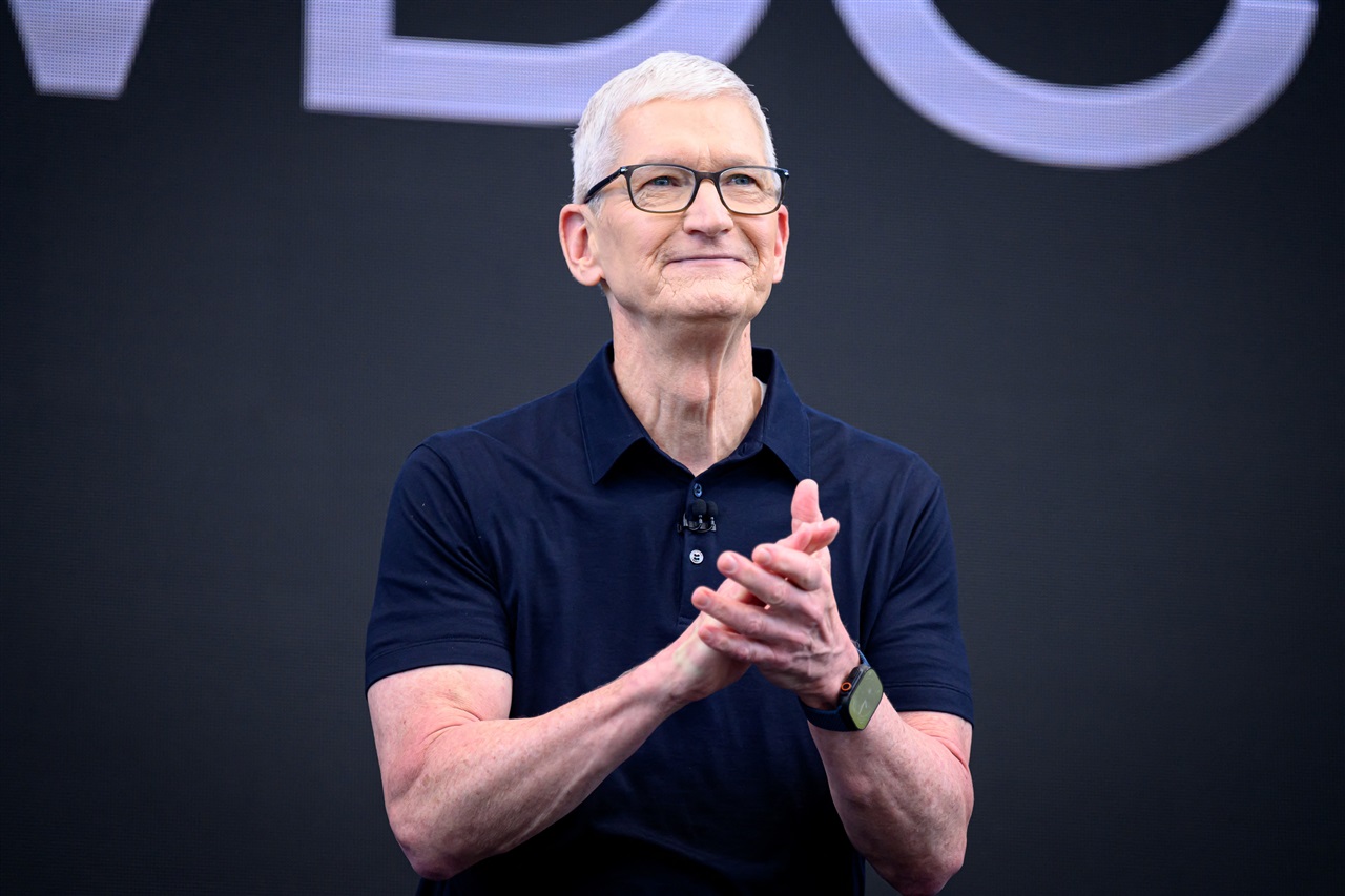 Cook makes first post-CEO visit to China, lauds Guangdong's role in Apple supply chain
