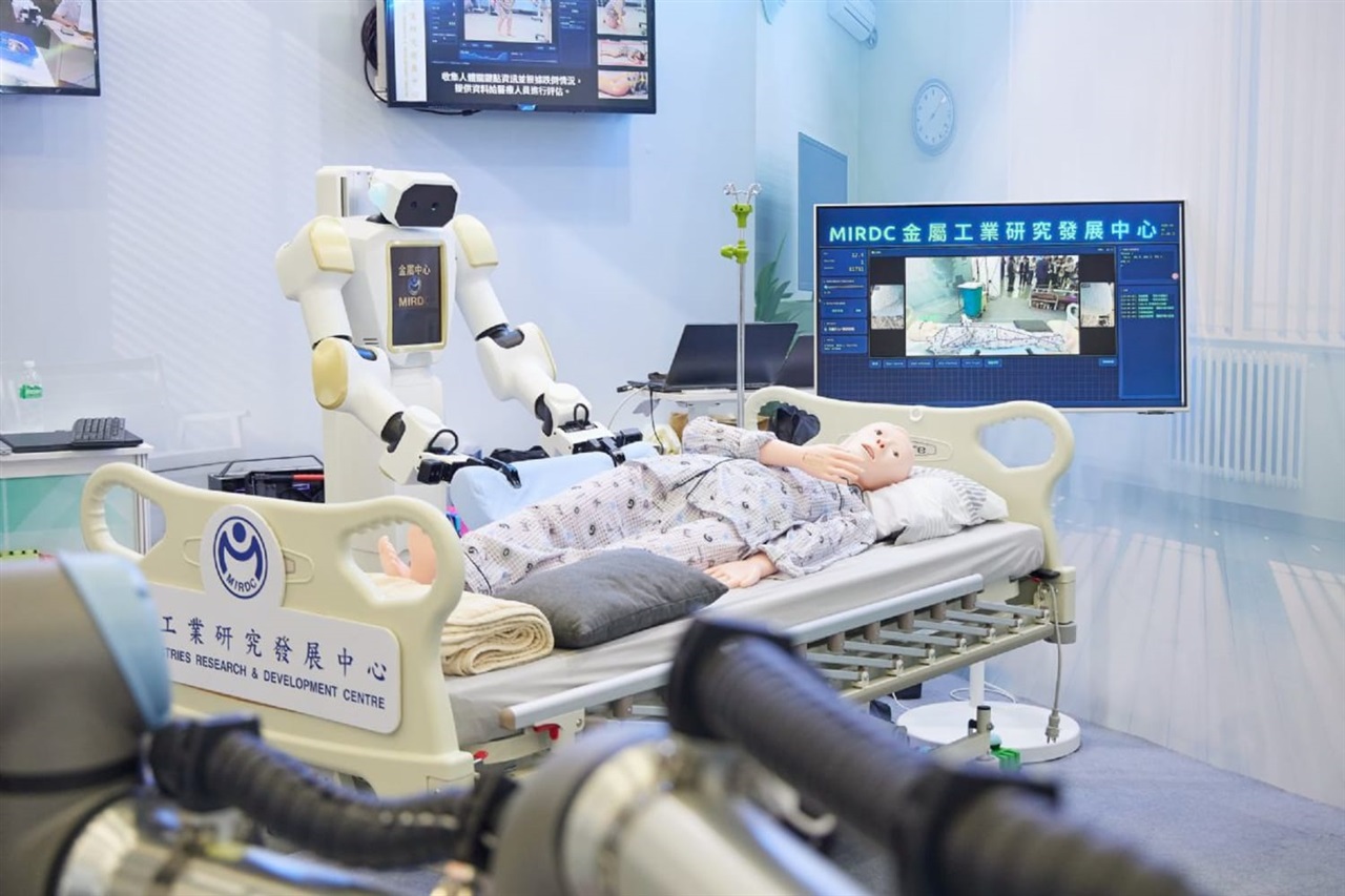 Care robots need AI modeling, physics simulation to understand humans