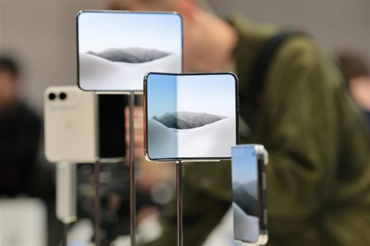 Duo Password As iPhone Duo inner screens crack, Samsung capitalizes on foldable surge