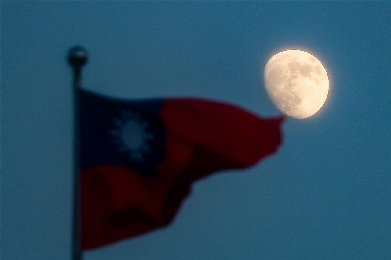 Taiwan's economic indicator signals 'booming' for 10th straight month on AI-driven shipments
